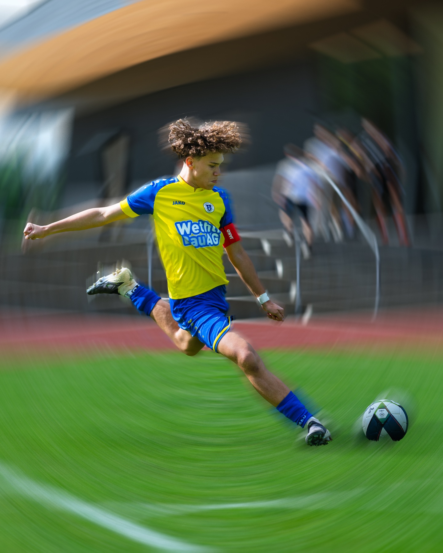 Spieler im Schussmoment, FC Hinwil gegen FC Dielsdorf