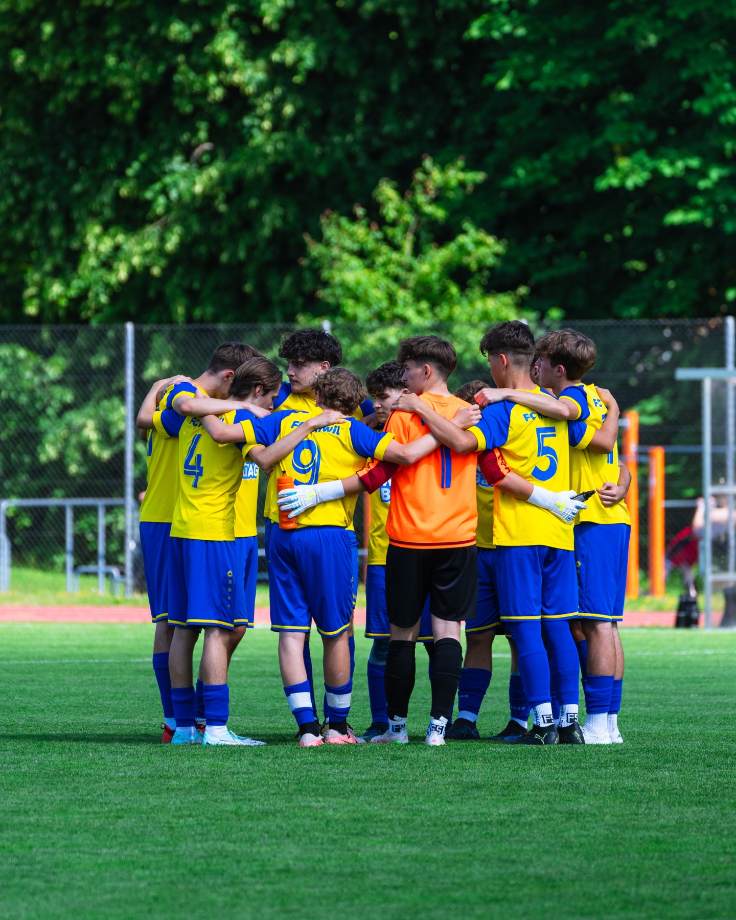 Mannschaftskreis des FC Hinwil vor dem Anpfiff