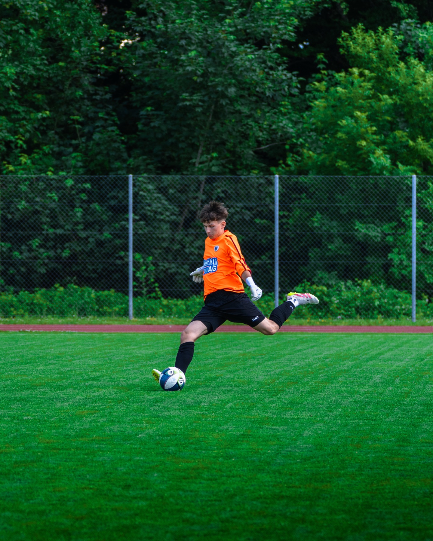 Torhüter beim Abstoss auf dem Sportplatz Hinwil