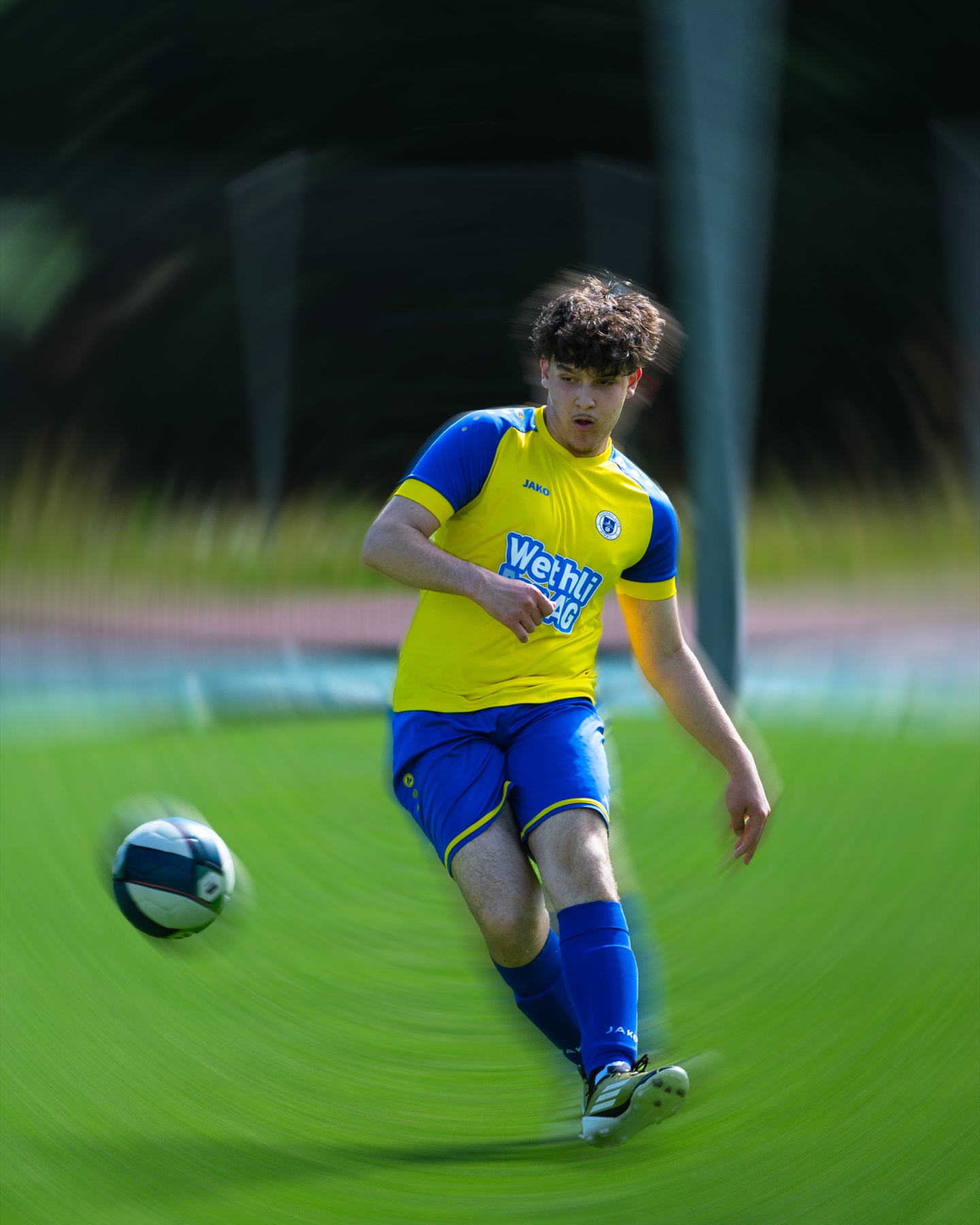 Spieler am Ball mit Zoom-Effekt, FC Hinwil