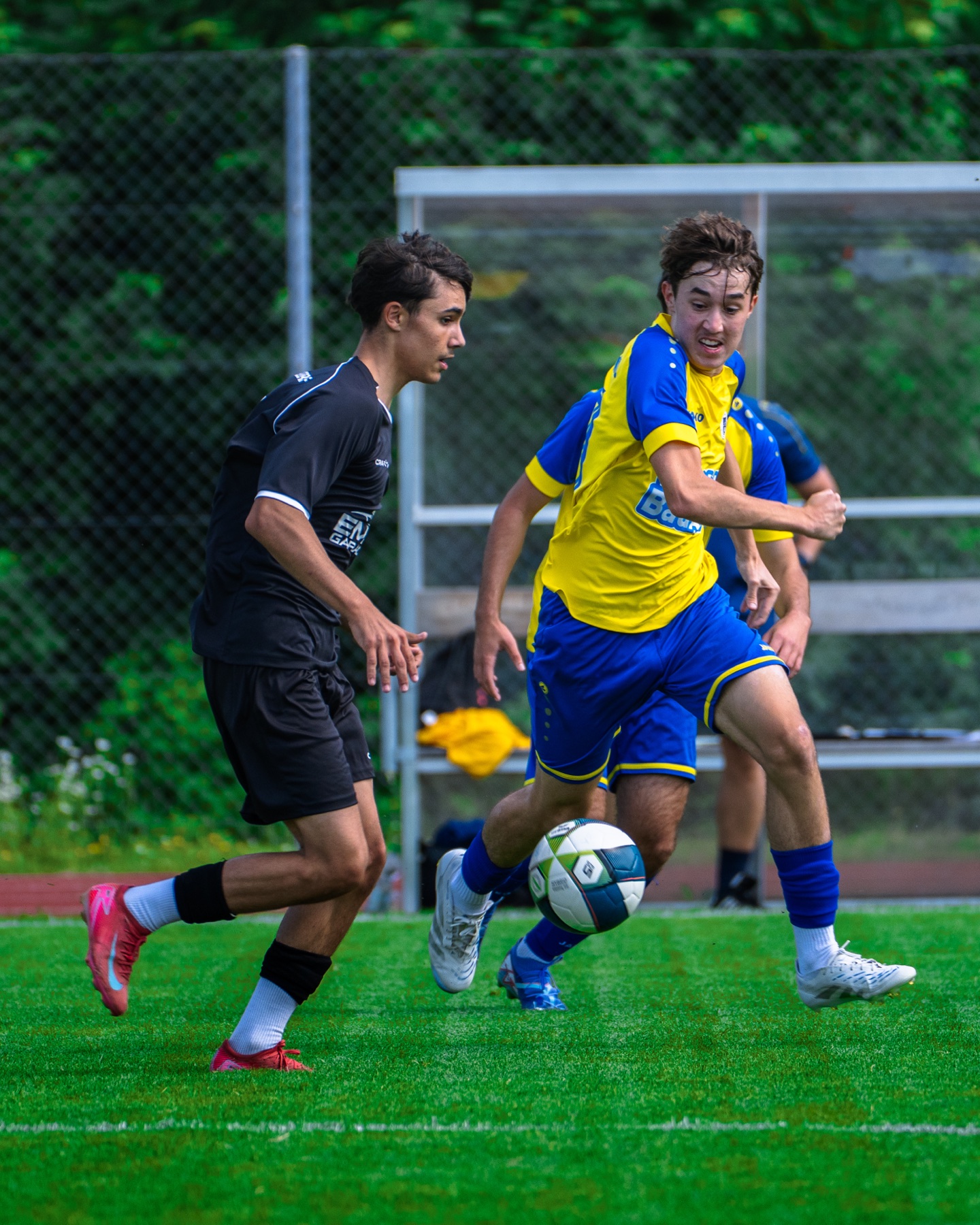 Zweikampf um den Ball, FC Hinwil gegen FC Dielsdorf