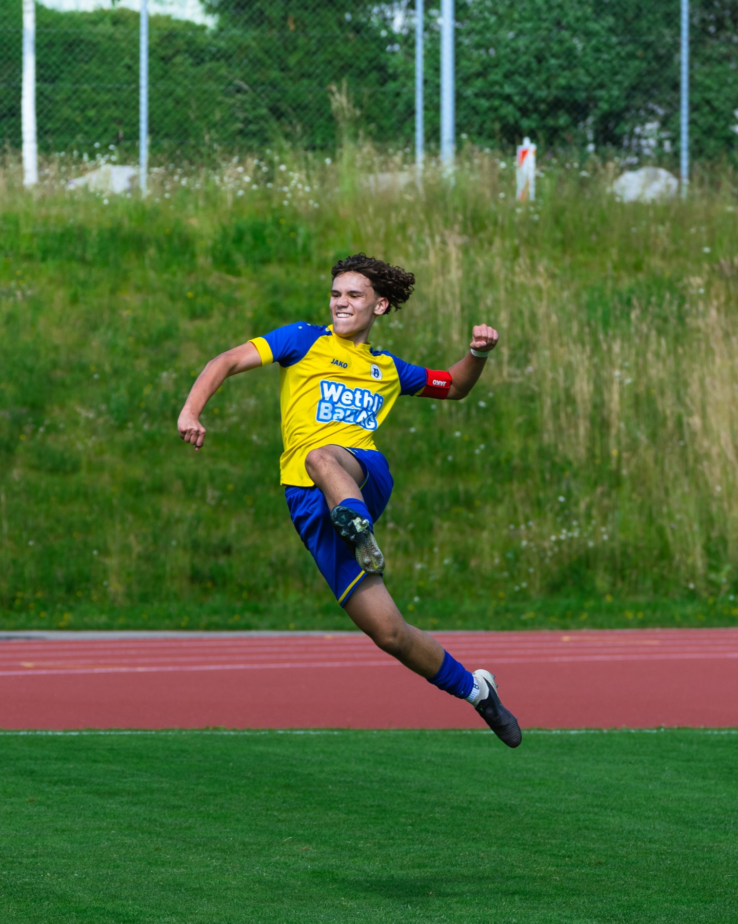 Spieler springt nach dem Schuss in die Luft, Hinwil