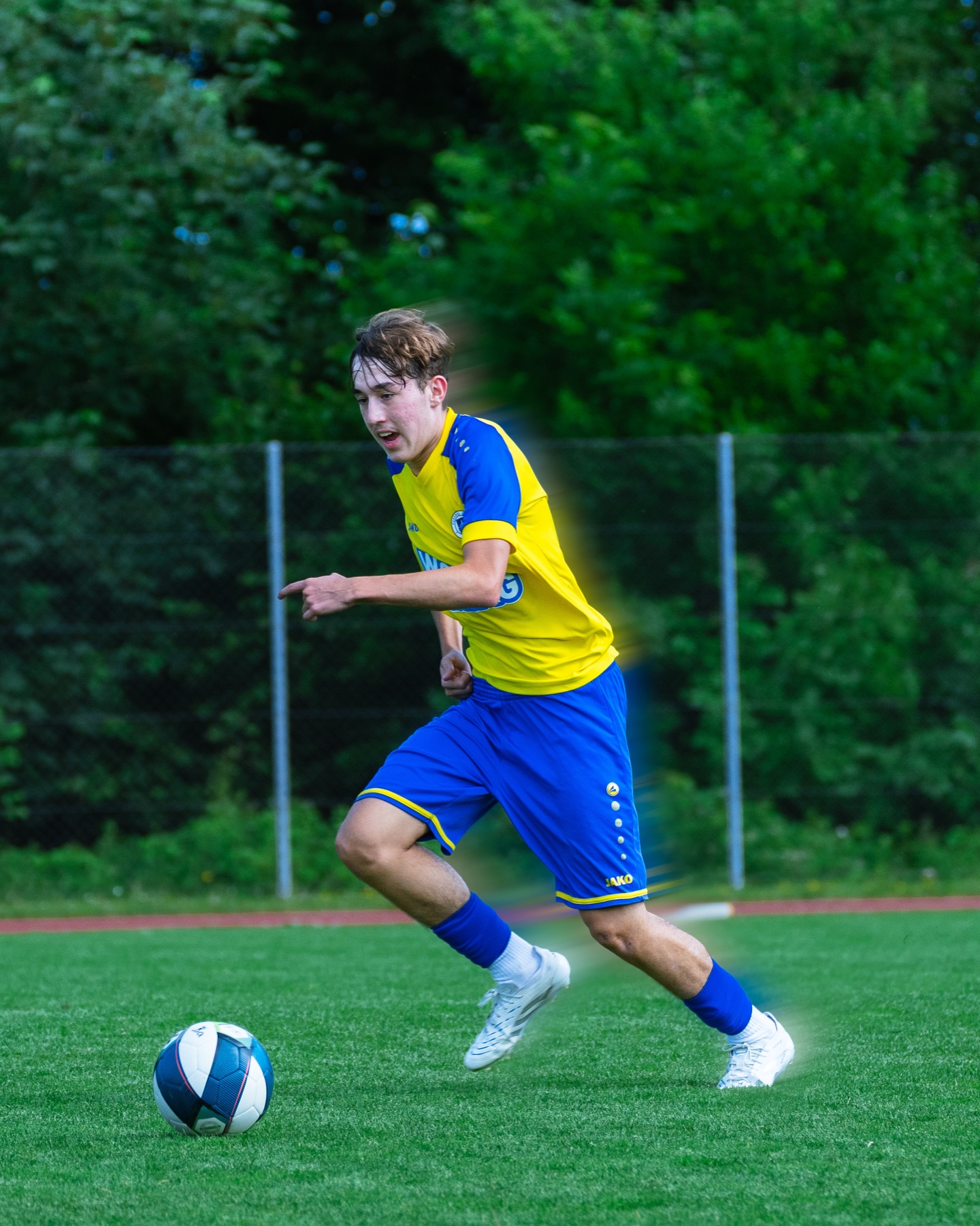 Spieler dribbelt mit dem Ball und gibt Anweisungen, Hinwil