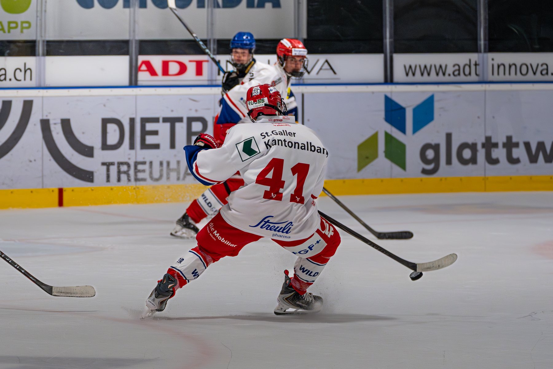 Rapperswiler Spieler führt den Puck durch die Zone