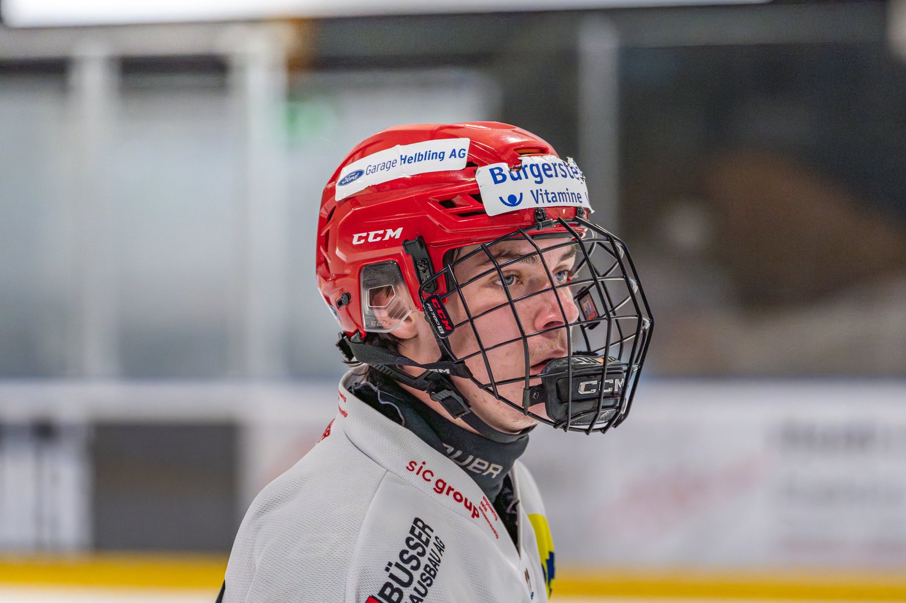 Porträt eines Rapperswiler Spielers mit Gitterhelm