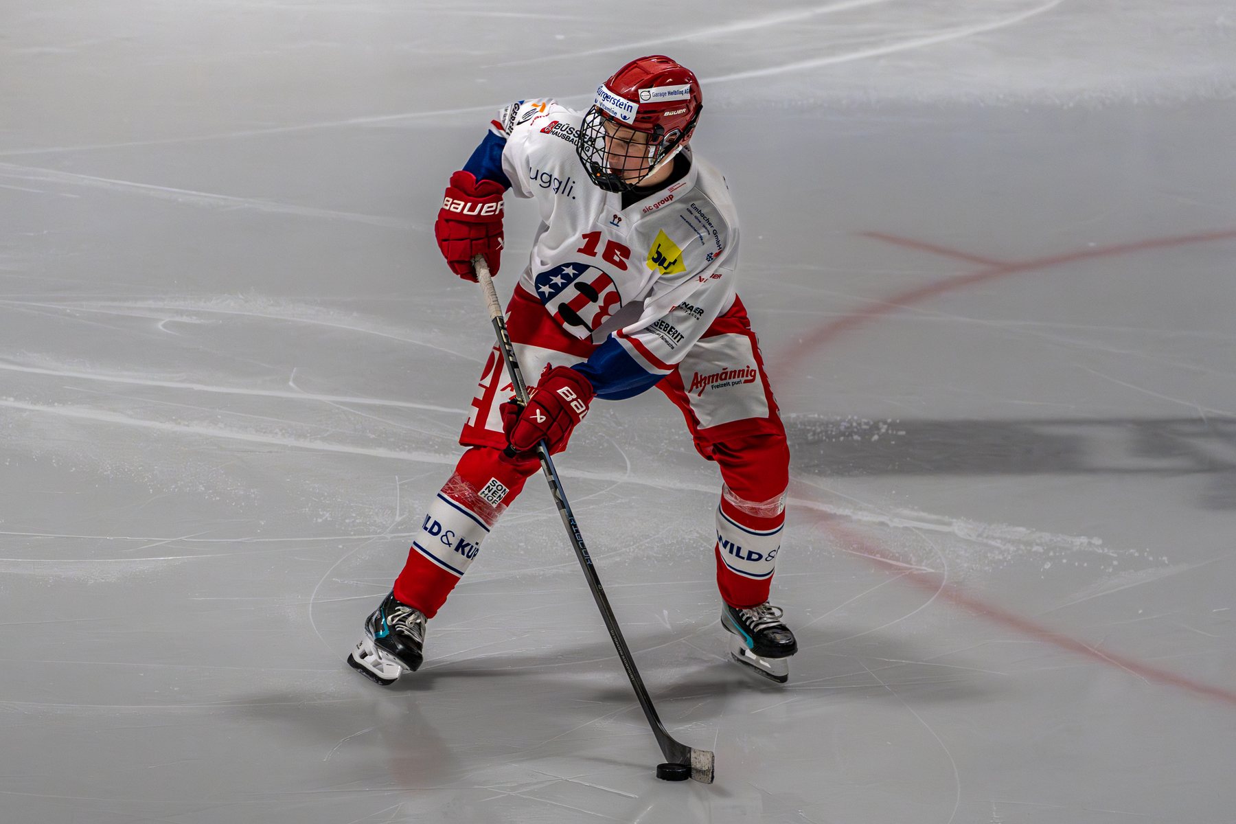 Rapperswiler Spieler führt den Puck mit gesenktem Blick