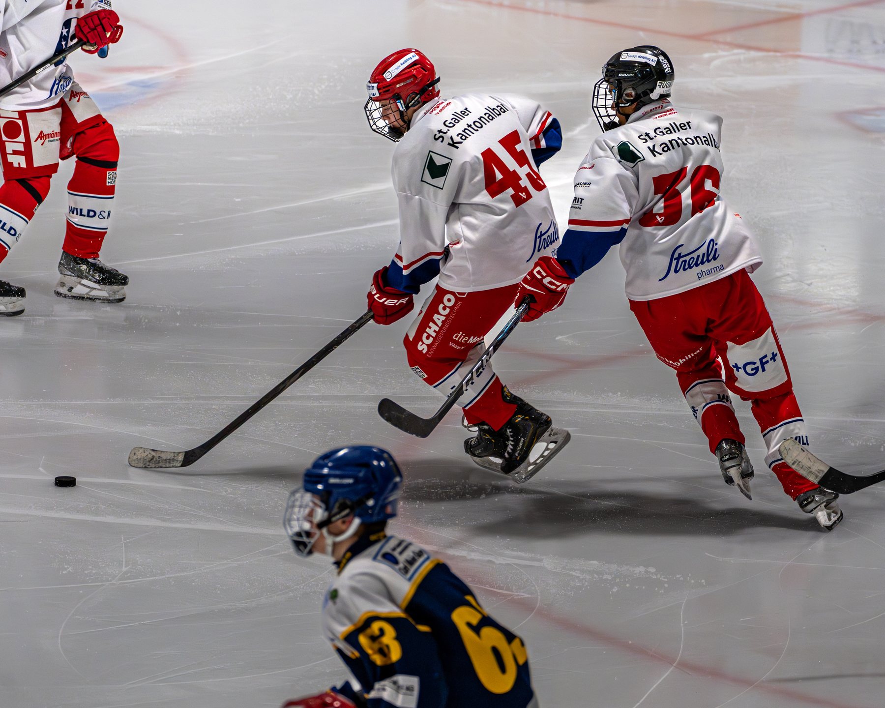 Zwei Rapperswiler Spieler stürmen mit dem Puck nach vorne