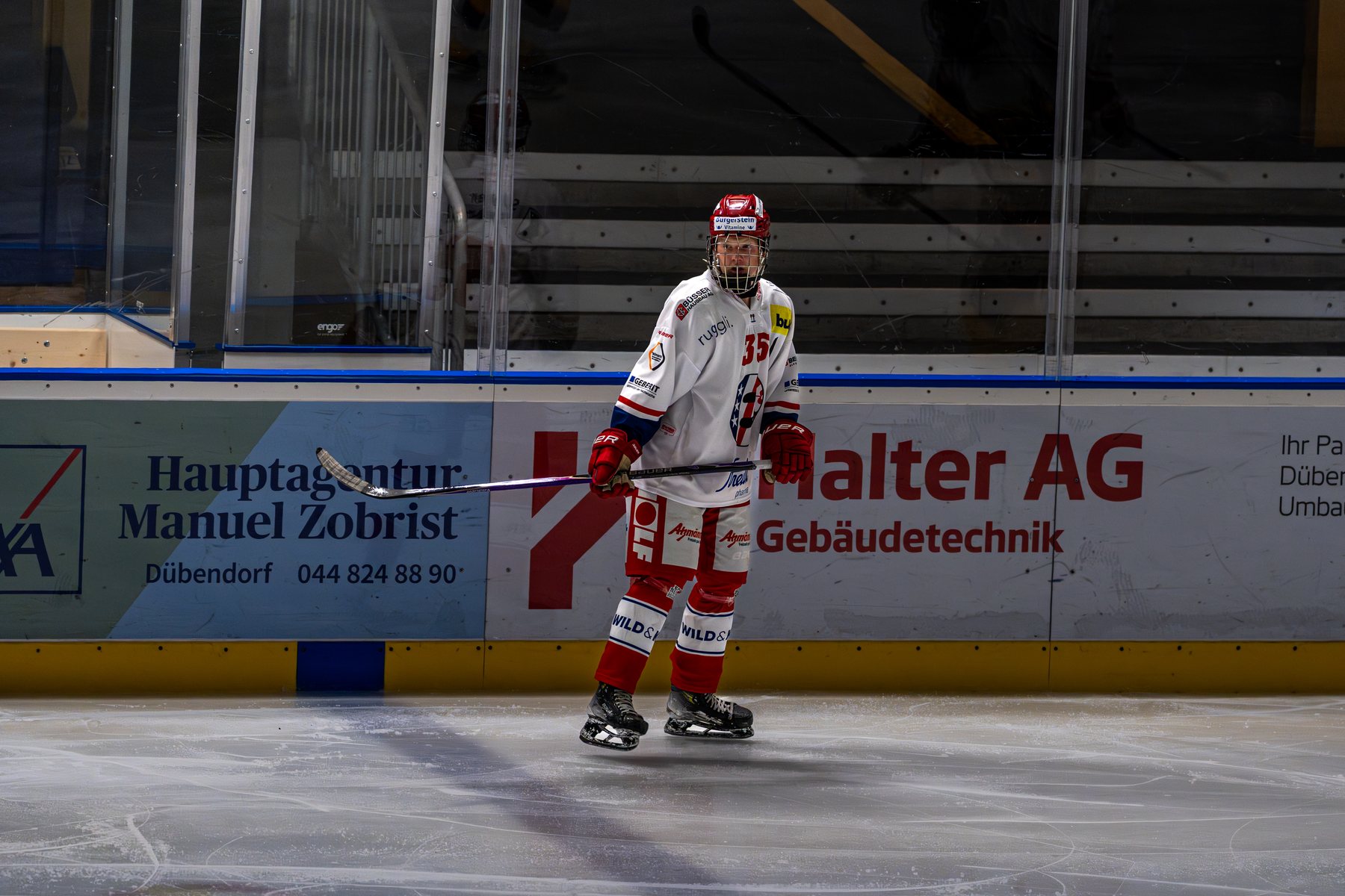 Rapperswiler Spieler wartet an der Bande auf das Spiel