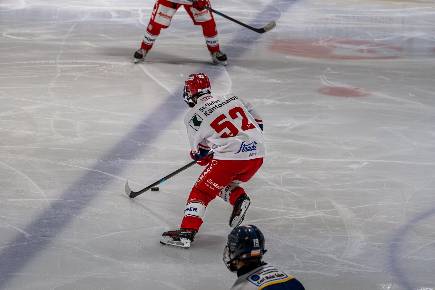 Rapperswiler Spieler zieht mit dem Puck über die blaue Linie