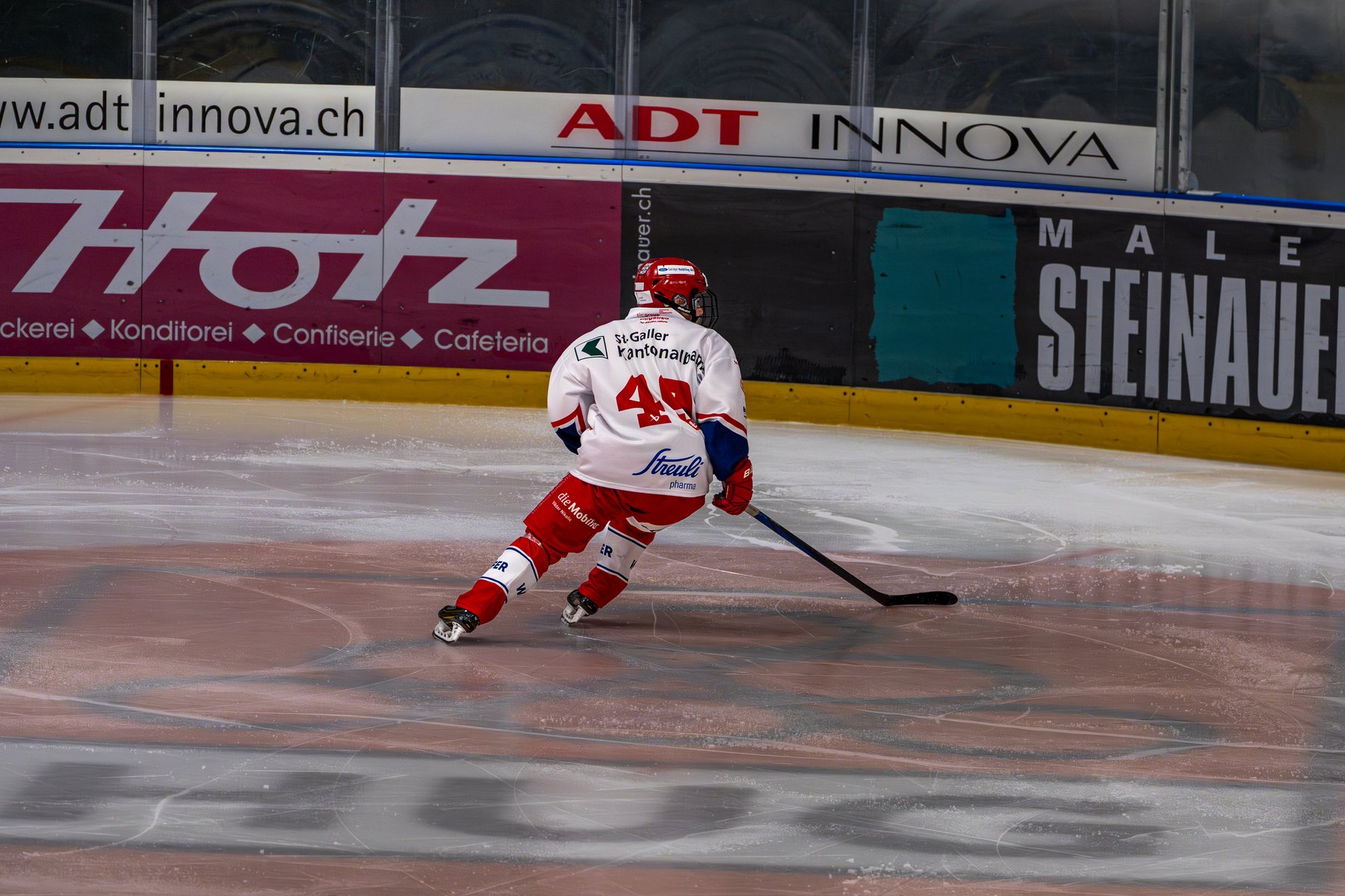 Rapperswiler Spieler dreht mit dem Puck eine Kurve im Bullykreis