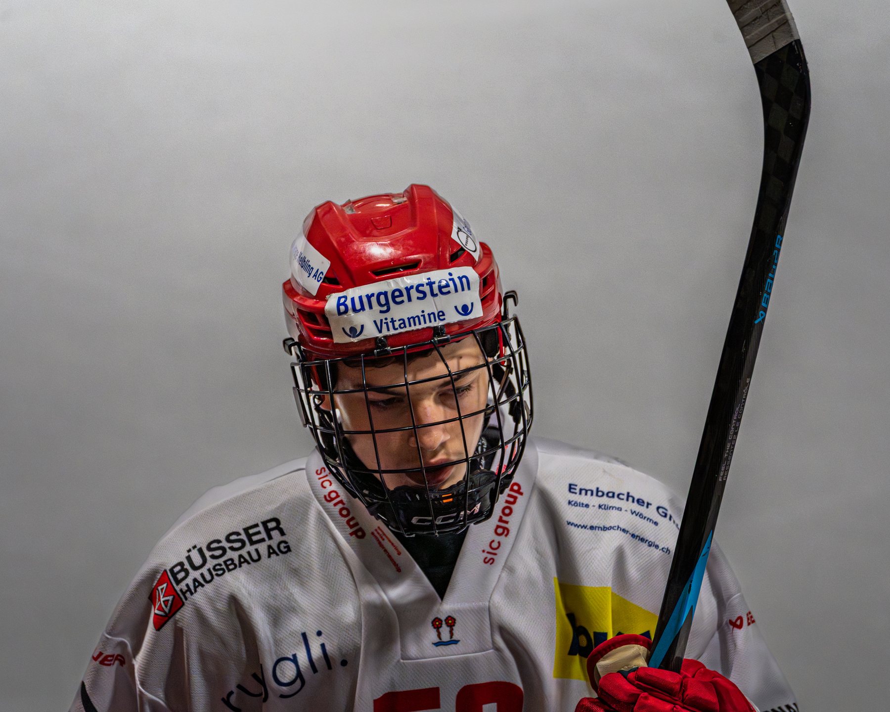 Rapperswiler Spieler mit Gitterhelm und Stock im Porträt