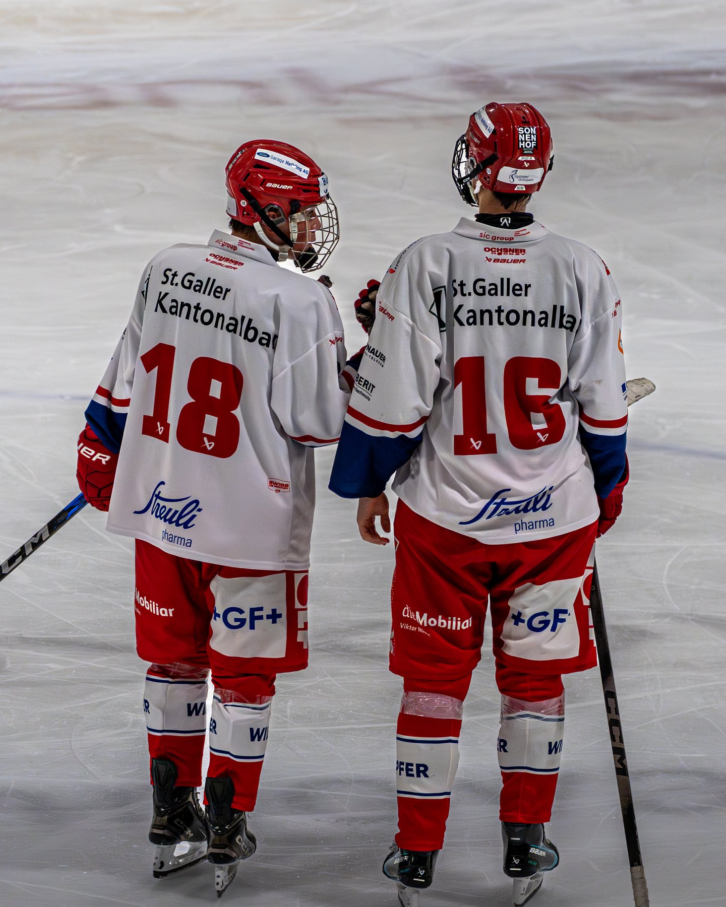 Zwei Rapperswiler Spieler von hinten mit den Nummern 18 und 16