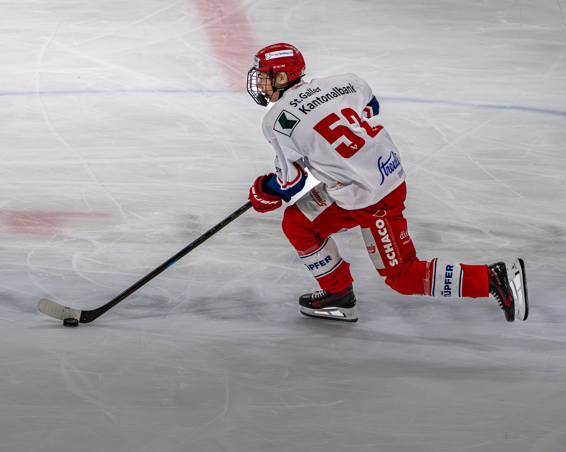 Rapperswiler Spieler beschleunigt mit dem Puck am Stock