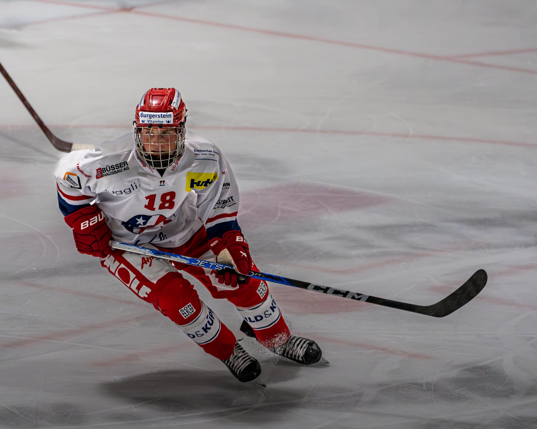 Rapperswiler Spieler in Kurvenlage mit tiefem Stock