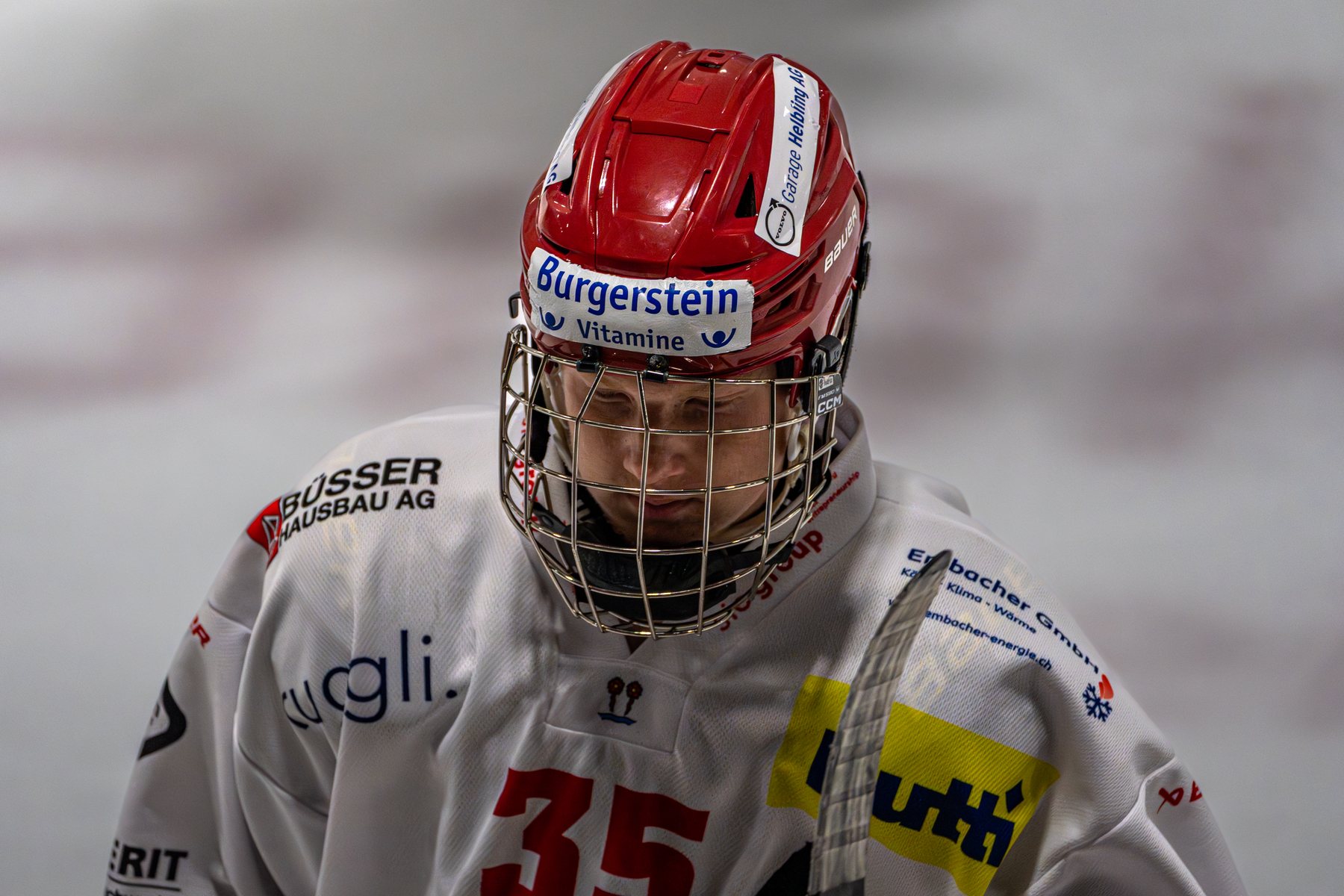 Nahaufnahme eines Rapperswiler Spielers mit gesenktem Blick