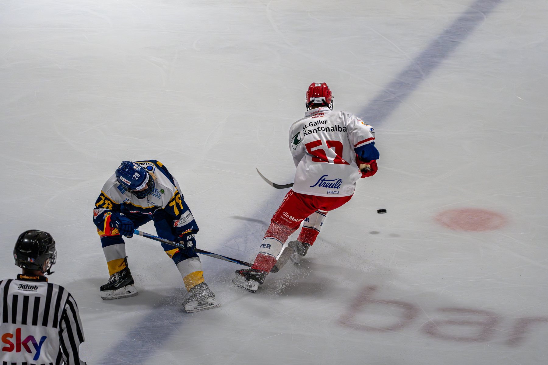 Rapperswiler Spieler entwischt einem Dübendorfer mit dem Puck