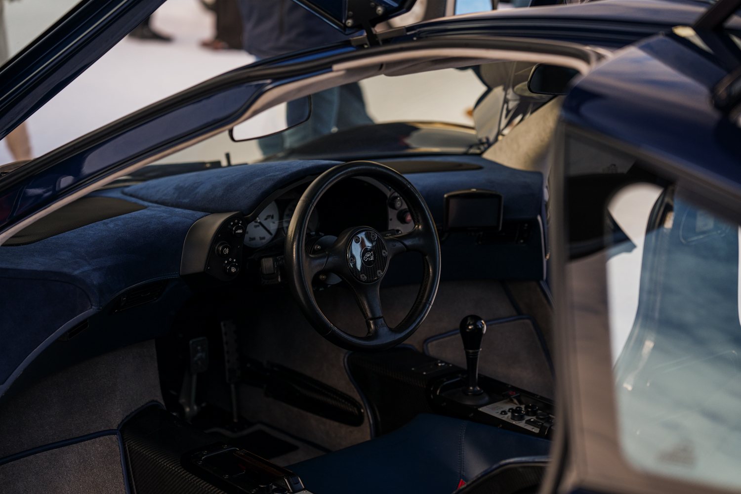 Blick ins Cockpit eines Supersportwagens durch die geöffnete Tür
