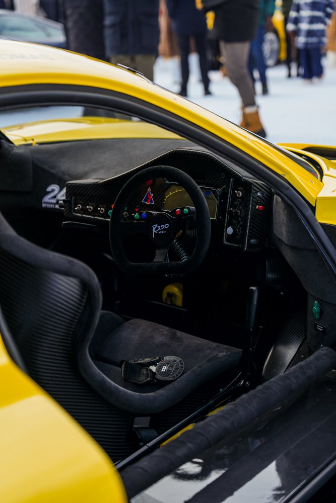 Cockpit des Nissan R390 GT1 mit Schalensitz