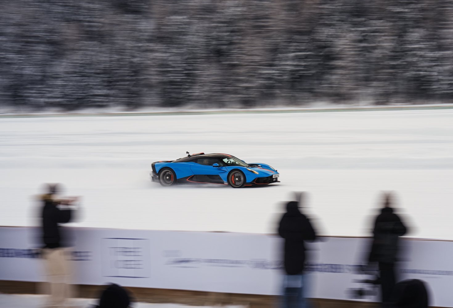Blauer Hypercar driftet über den gefrorenen St. Moritzersee