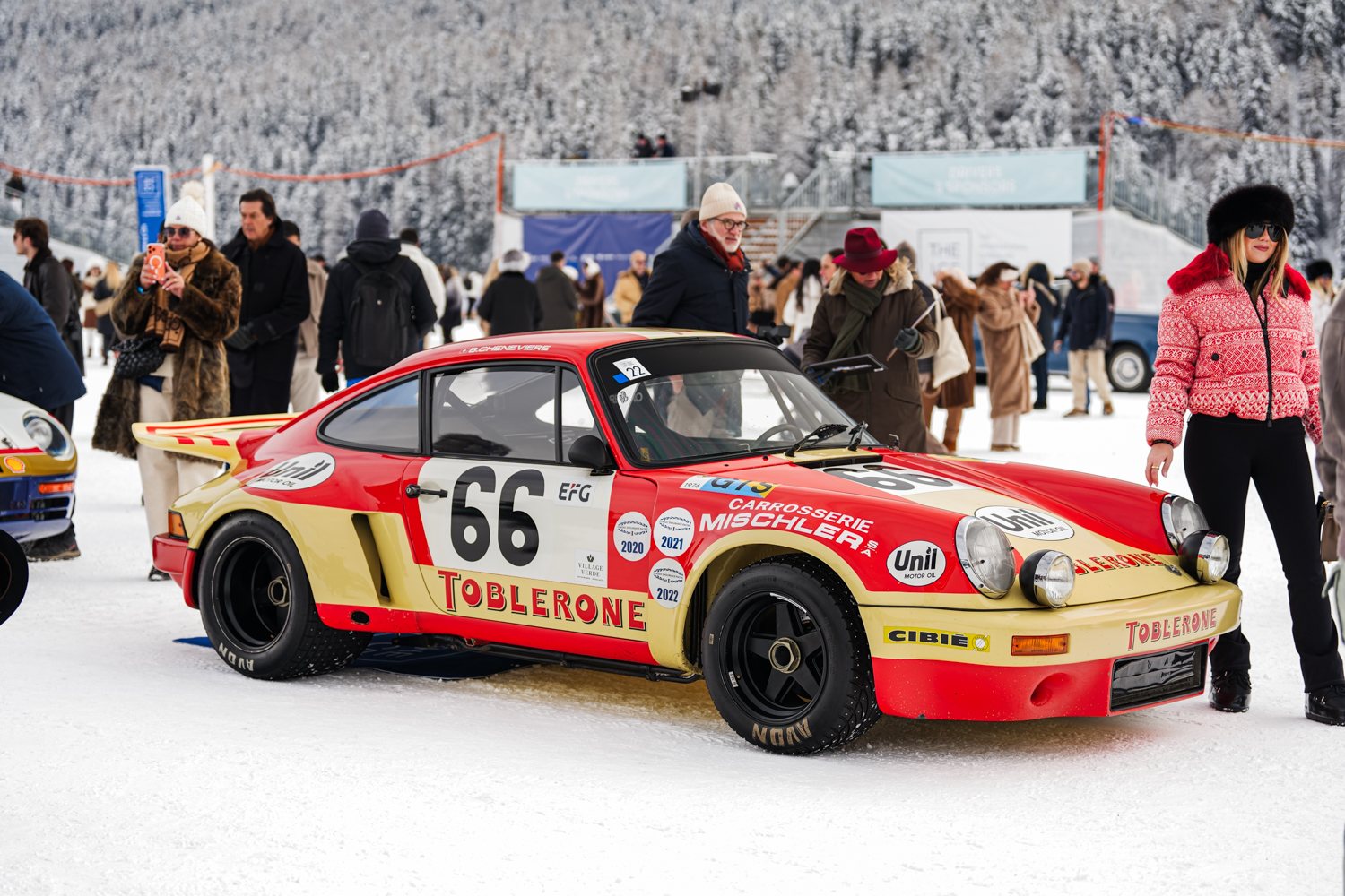 Porsche 911 in Toblerone-Lackierung mit Startnummer 66