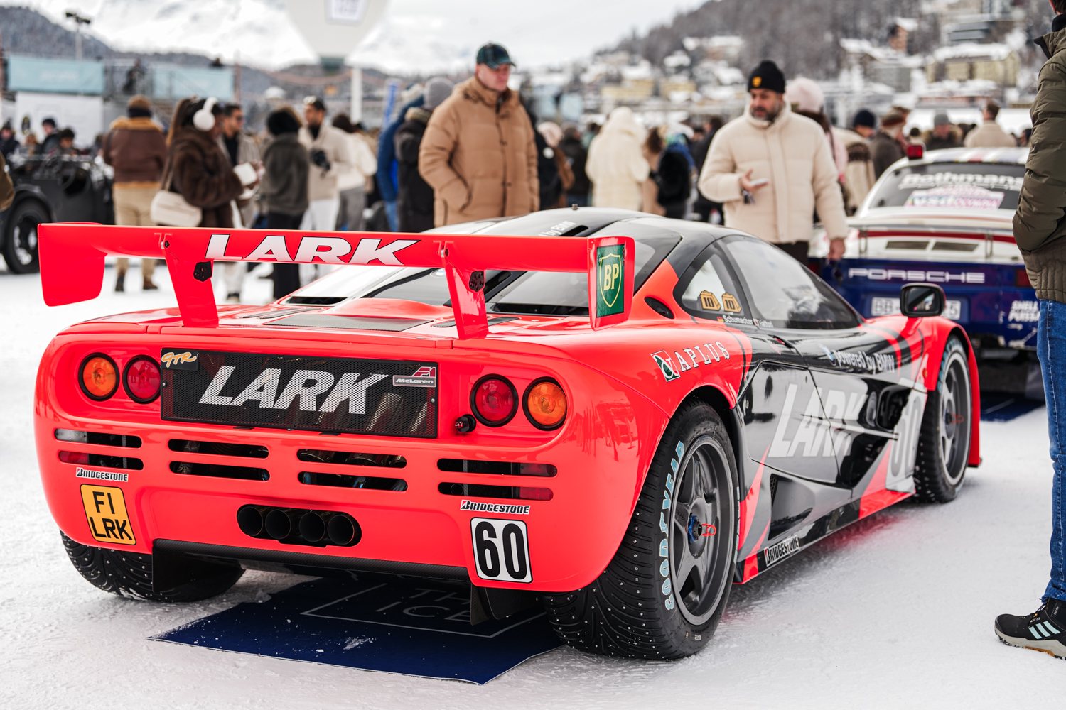 McLaren F1 GTR in Lark-Lackierung, Heckansicht mit Startnummer 60