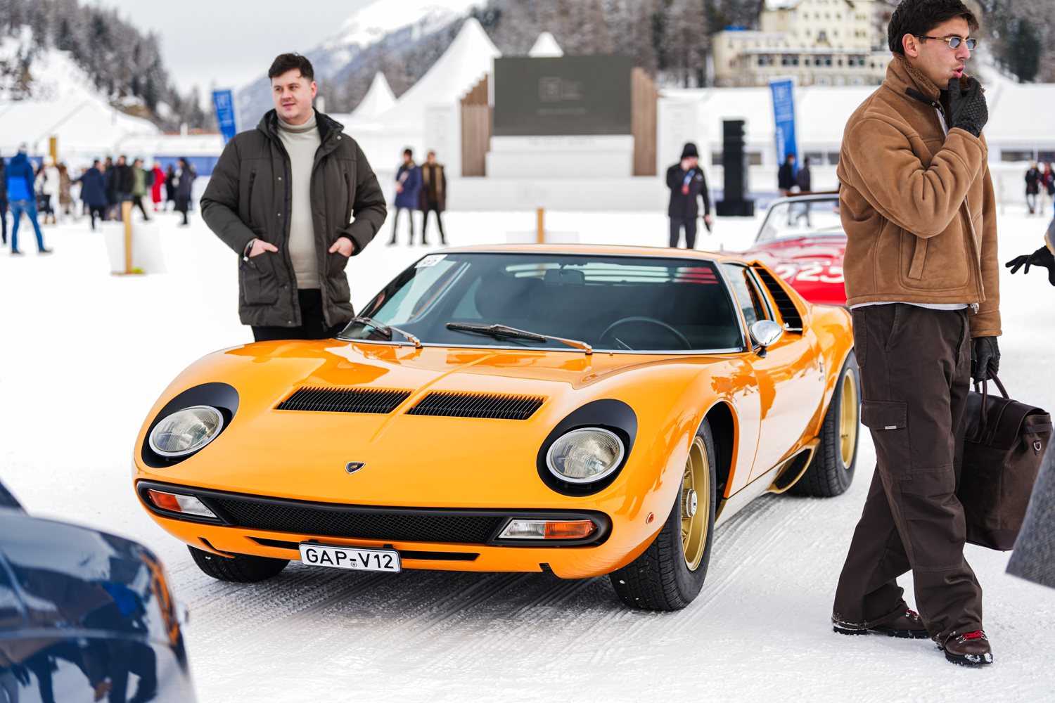 Orangefarbener Lamborghini Miura auf dem St. Moritzersee