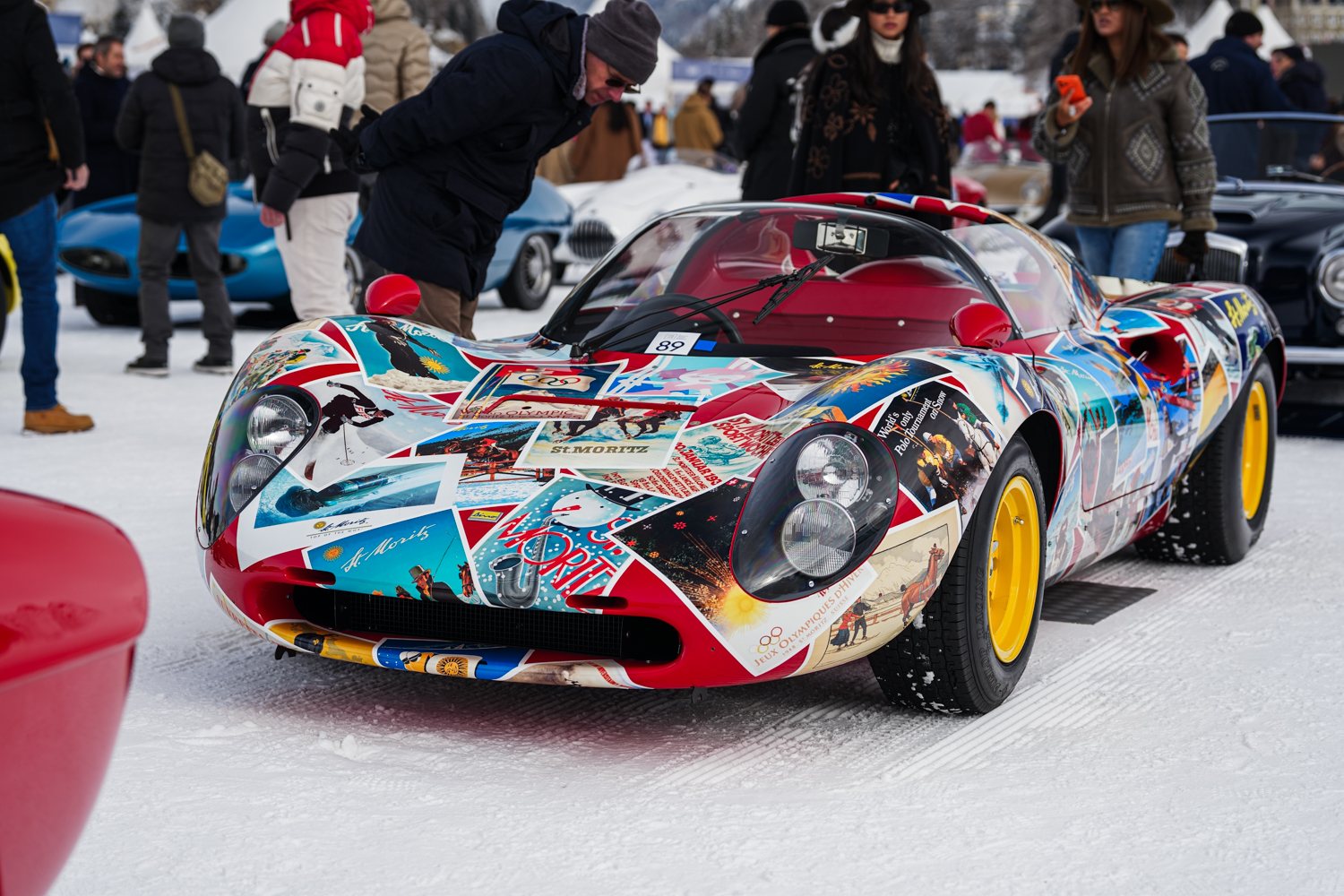 Klassischer Sportprototyp mit St.-Moritz-Plakatmotiven auf dem Eis