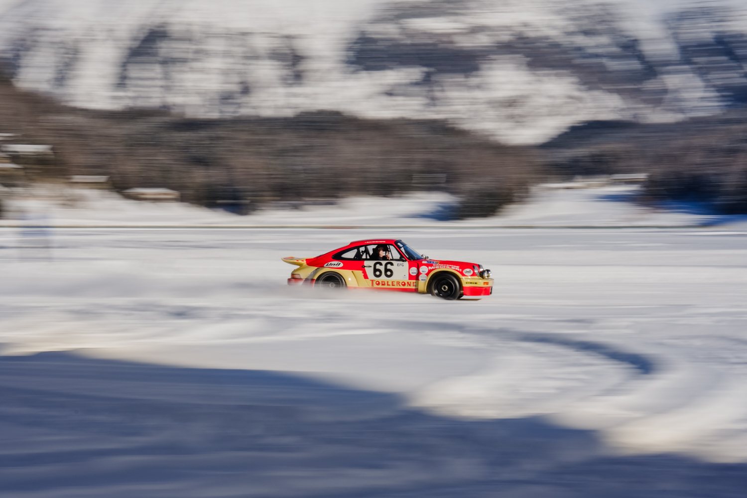Porsche 911 in Toblerone-Lackierung driftet über den See