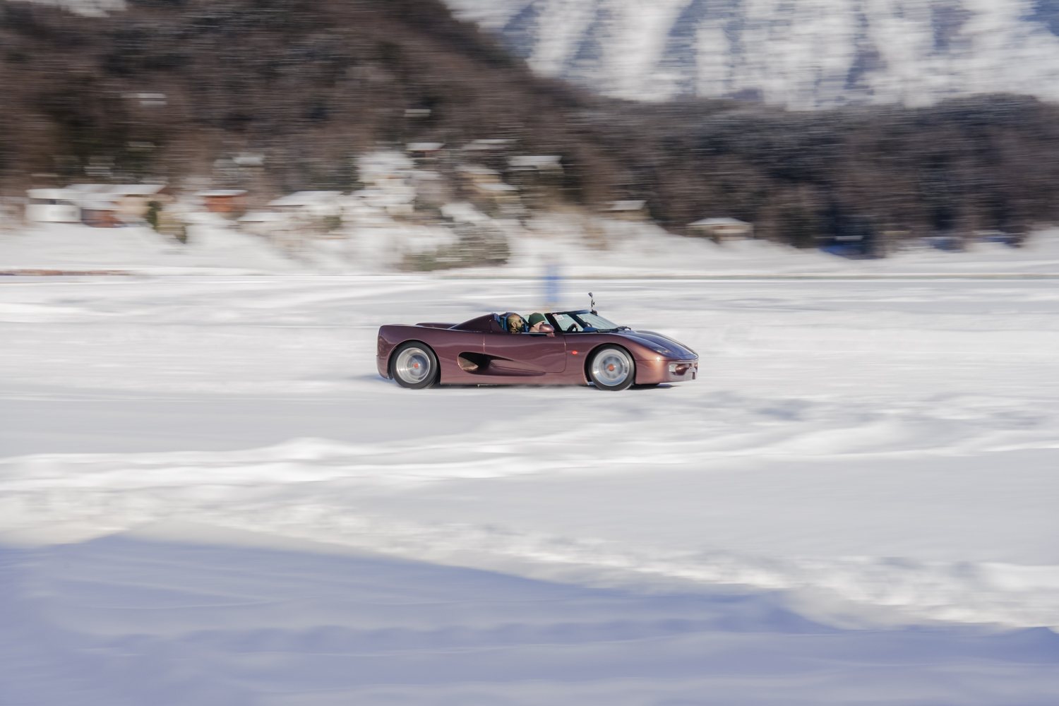 Bronzefarbener Supersportwagen auf der Eispiste von St. Moritz