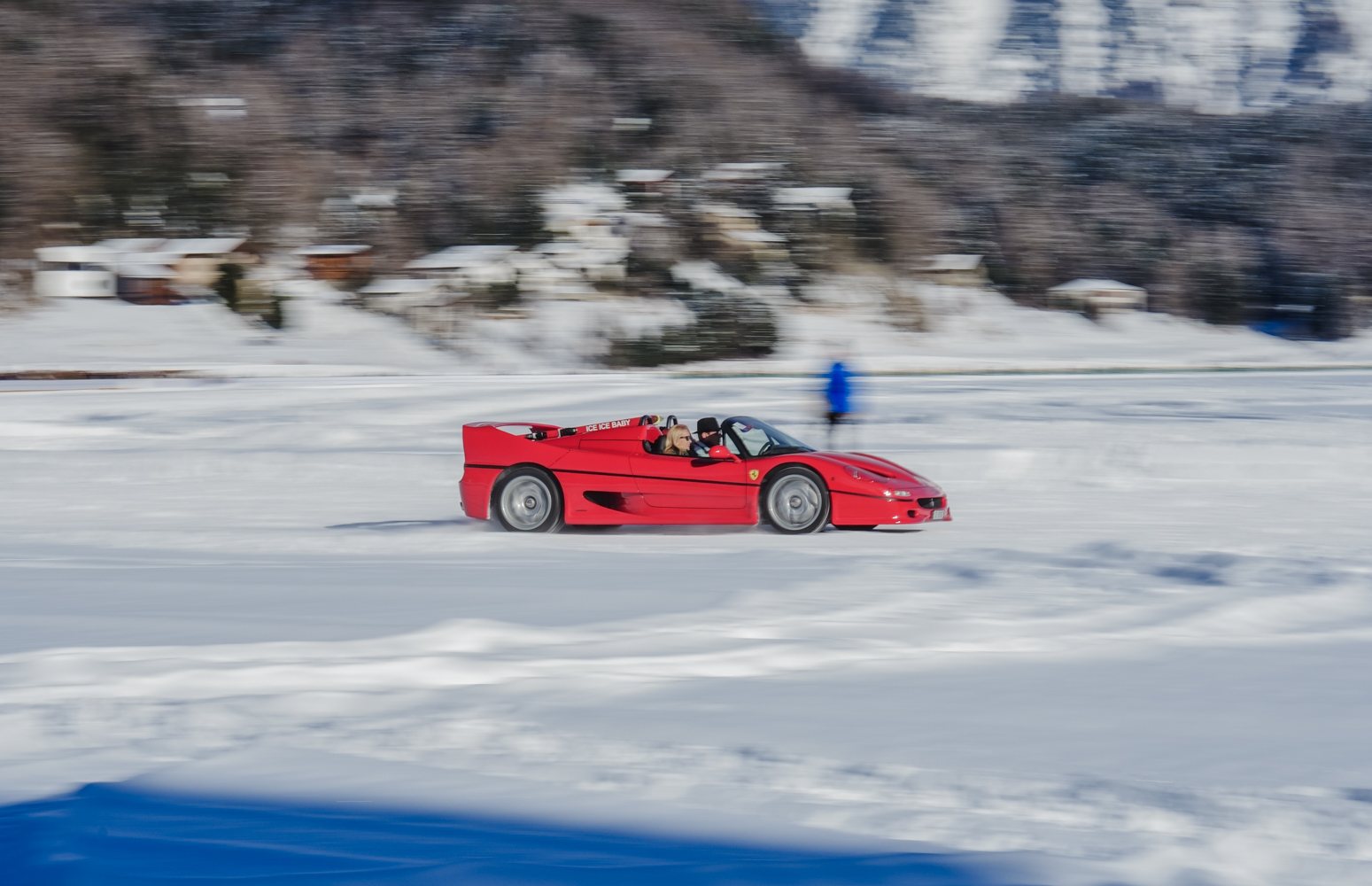 Ferrari F50 driftet über den gefrorenen St. Moritzersee