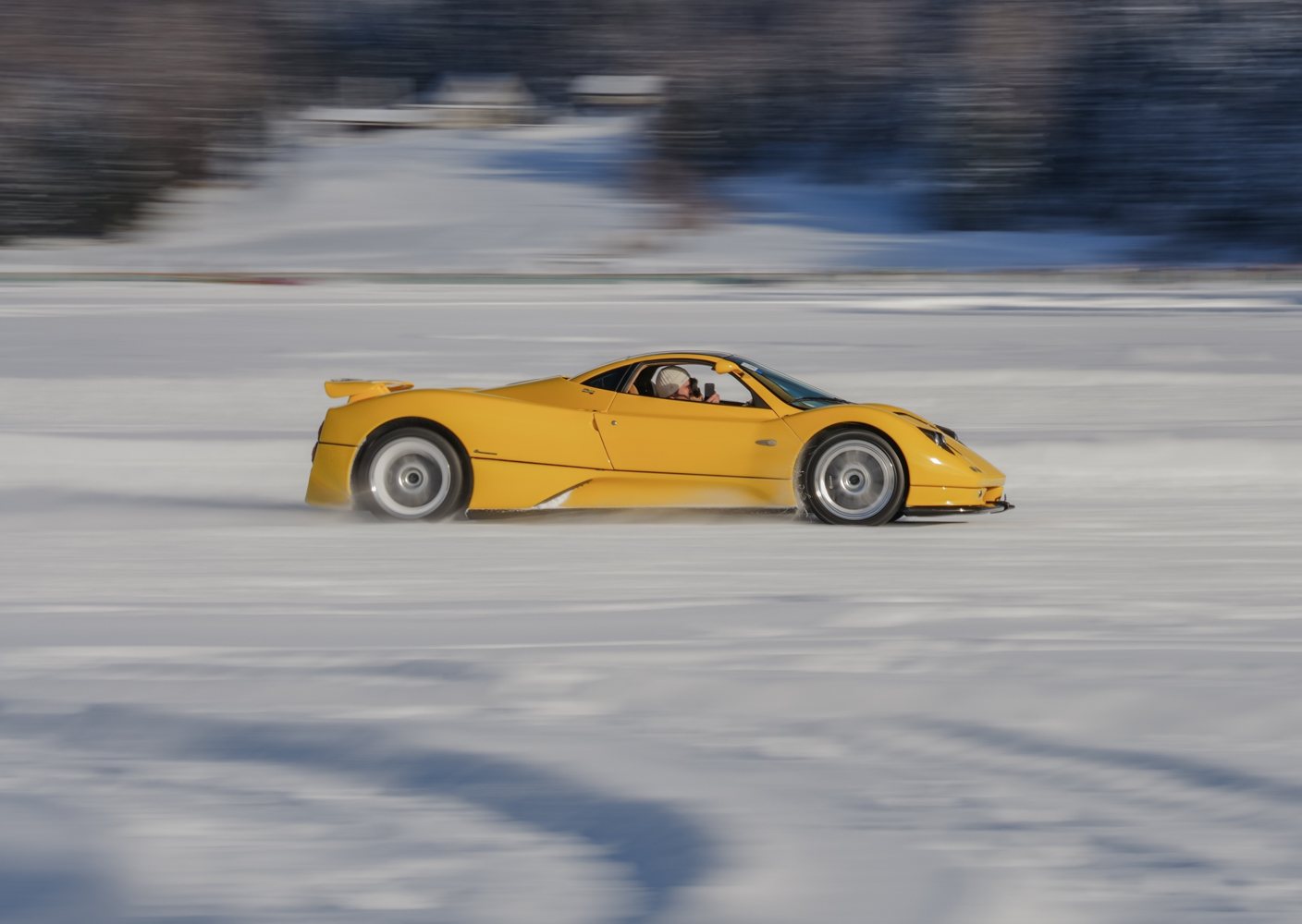 Gelber Pagani Zonda auf der Eispiste von St. Moritz