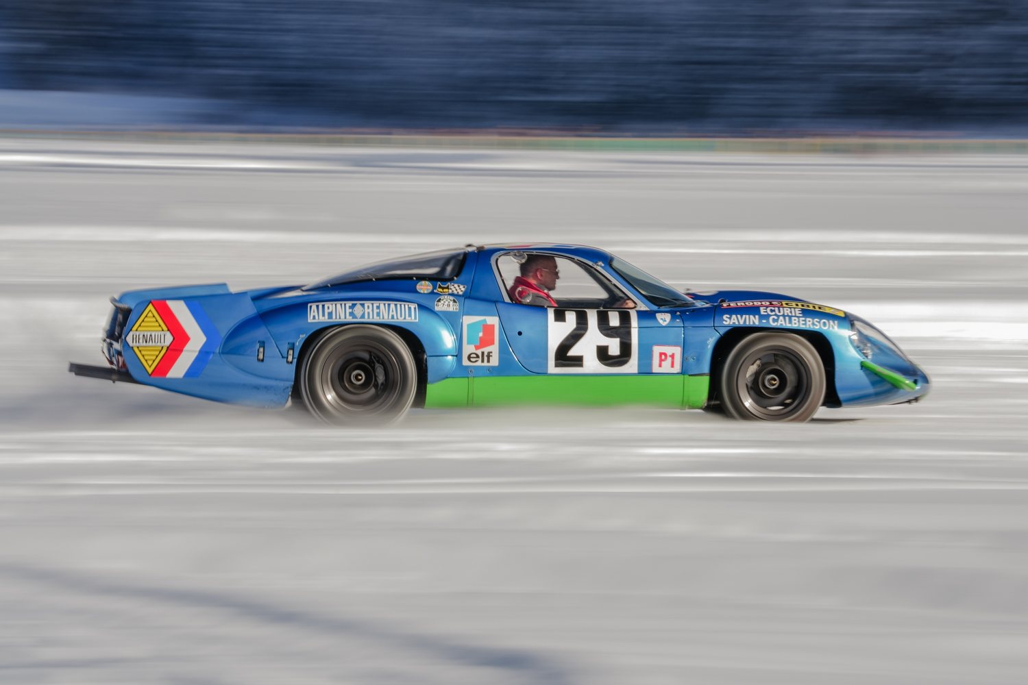 Alpine-Renault-Rennprototyp mit Startnummer 29 auf dem Eis