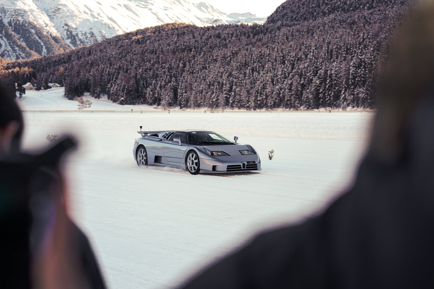 Bugatti EB110 auf dem gefrorenen St. Moritzersee