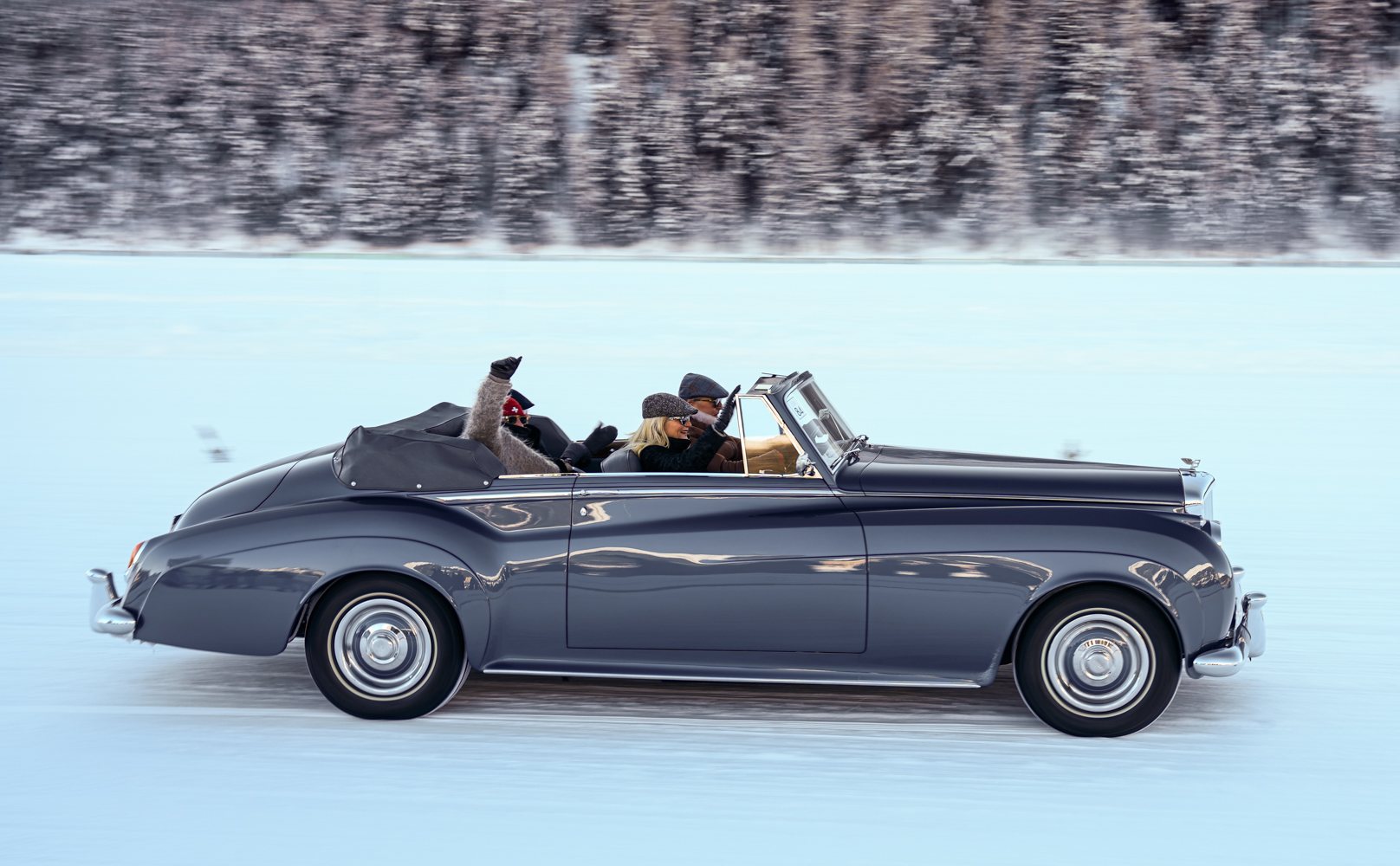 Klassisches britisches Cabriolet auf dem St. Moritzersee
