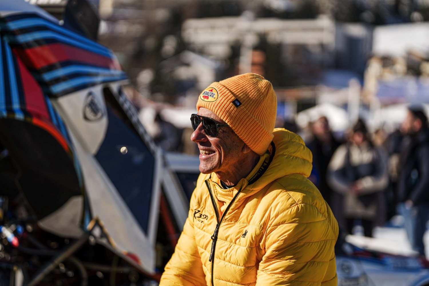 Besucher in gelber Daunenjacke im Fahrerlager, St. Moritz