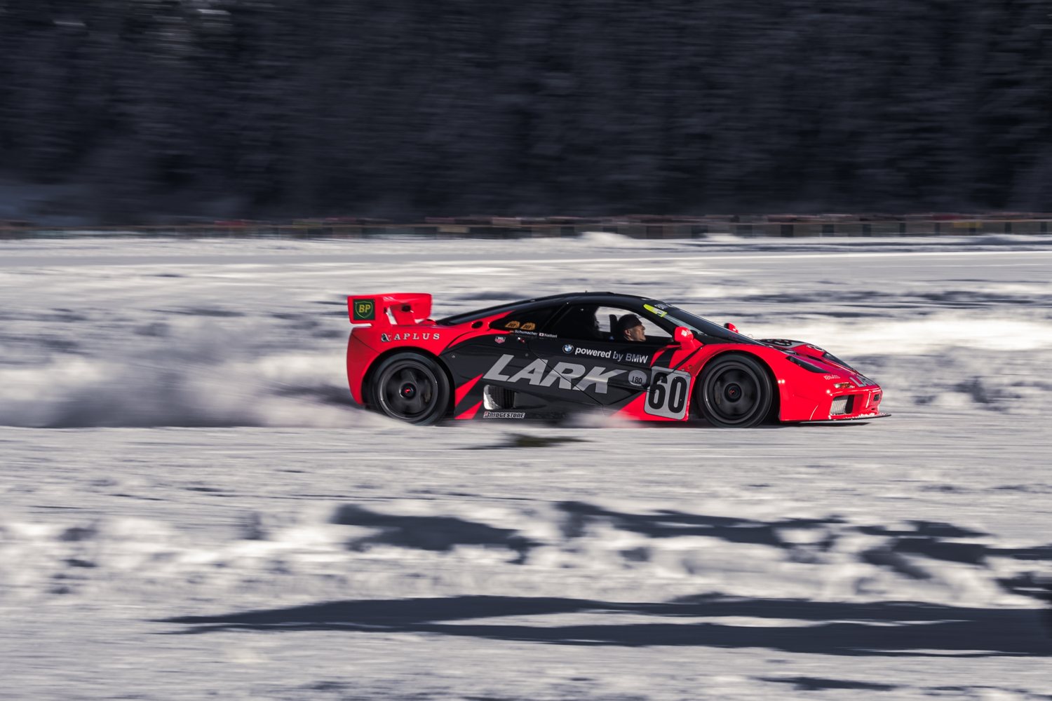 McLaren F1 GTR in Lark-Lackierung driftet über das Eis