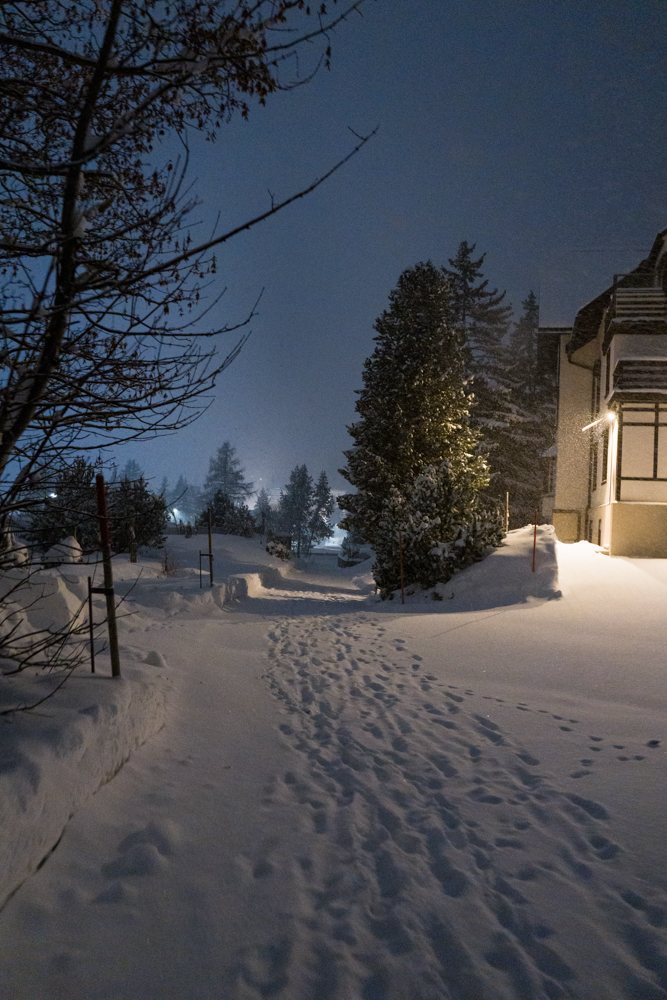 Verschneiter Weg bei Nacht
