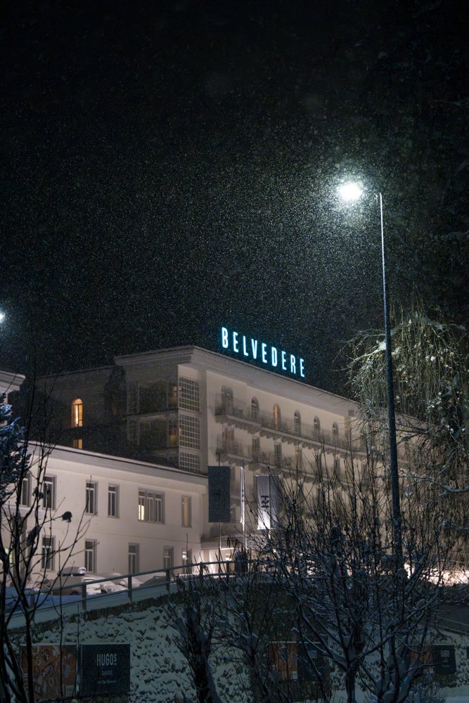 Hotel Belvedere in Davos im nächtlichen Schneefall