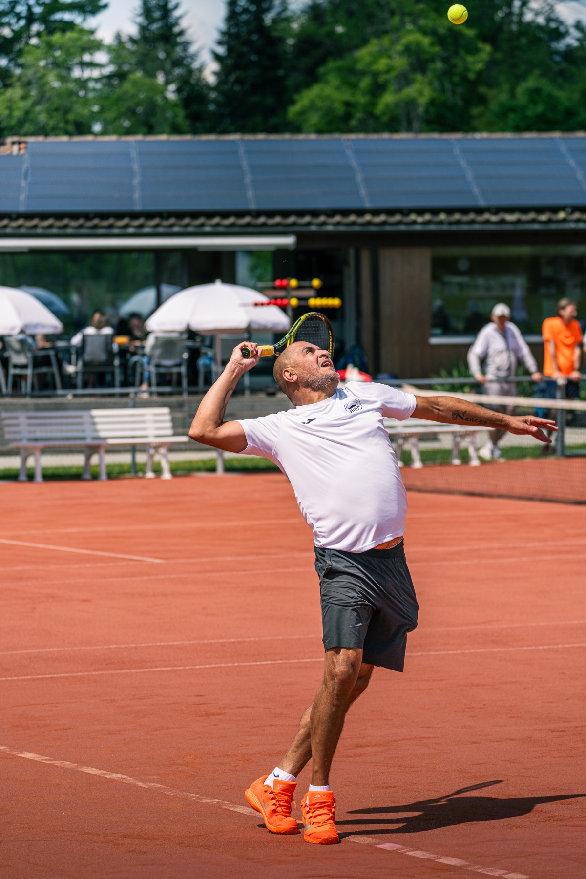 Aufschlag auf dem Sandplatz, TC Hinwil