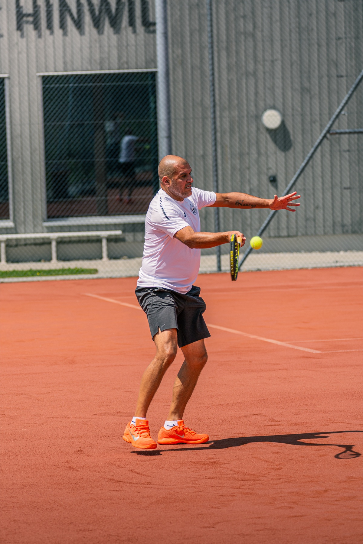 Spieler bei der Vorhand auf dem Sandplatz, TC Hinwil