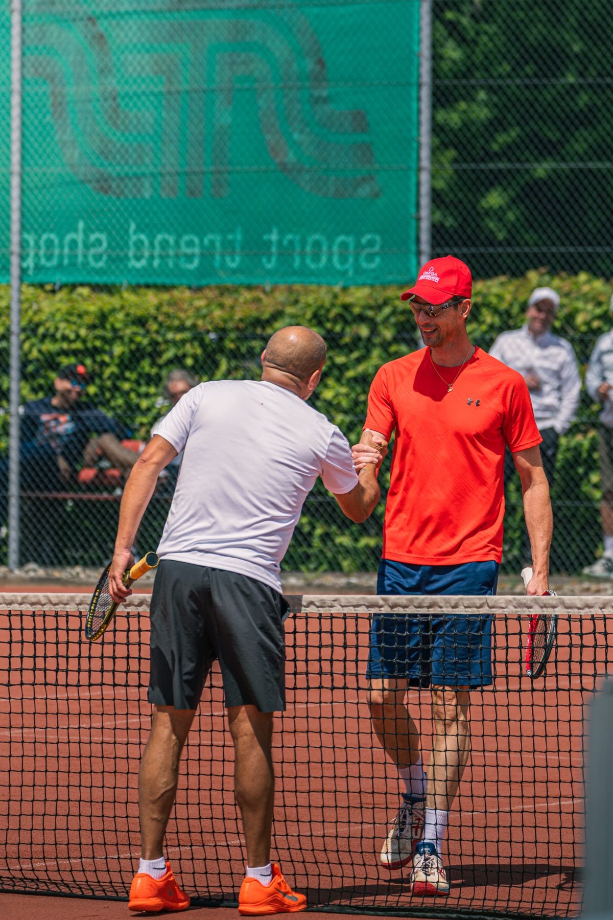 Handschlag am Netz nach dem Match, TC Hinwil