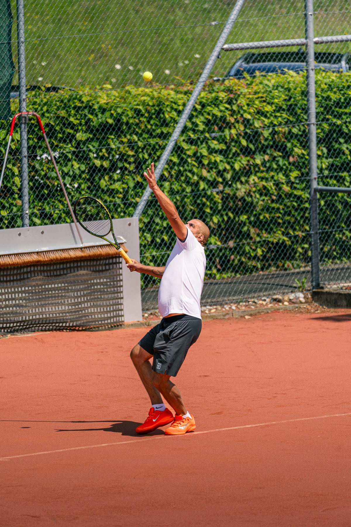Spieler wirft den Ball zum Aufschlag hoch, TC Hinwil